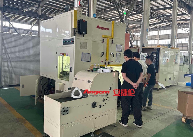 客戶驗收涂膠機