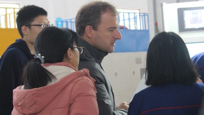 西班牙客戶(hù)慕名而來(lái)，參觀安捷倫自動(dòng)滾膠機(jī)、滾噴機(jī)！