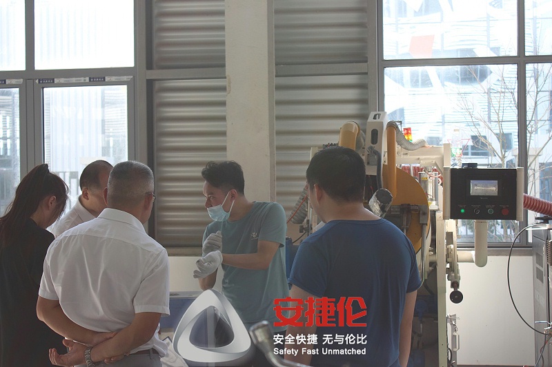 上?？蛻魠⒂^噴膠機(jī)、滾噴機(jī) (2)