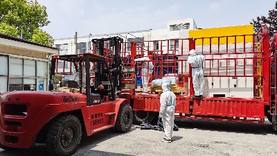 自動(dòng)噴膠機(jī)按時(shí)發(fā)貨，穿著防護(hù)服發(fā)貨的小伙伴們辛苦了！