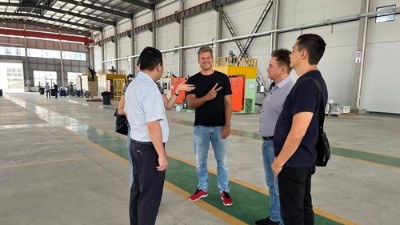 俄羅斯客戶到訪考察橡膠減震噴涂設(shè)備、縮徑機(jī)、磷化線